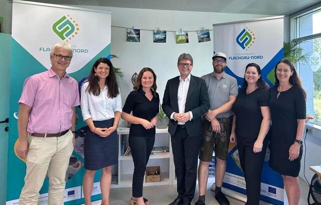 Von links nach rechts: Vize-Bürgermeister Hermann Gierlinger (Bergheim), Cathrine Maislinger (LEADER Flachgau-Nord), Bgm.in Cornelia Ecker (Obfrau LEADER Flachgau-Nord), Bundesminister Martin Polaschek, Christian Dackau (Nature Awakes), Barbara Thalhammer (MINT Flachgau-Nord) und Vize-Bürgermeisterin Claudia Haslauer (Bergheim). | Foto: LEADER Flachgau-Nord