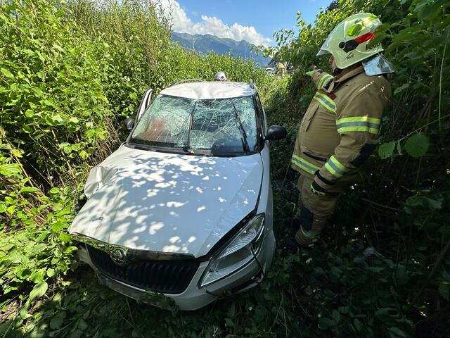 Unfall B169: die Freiwillige Feuerwehr Schlitters musste die Unfallstelle erst einmal freischneiden. | Foto: zoom.tirol
