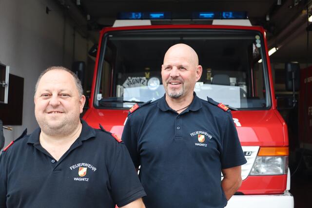 Kommandant Wolfgang Hödl (li) und sein Stellvertreter Christian Steger laden mit ihren Kameraden die Bevölkerung zum Jubiläumsfest der FF Wagnitz ein. | Foto: Edith Ertl