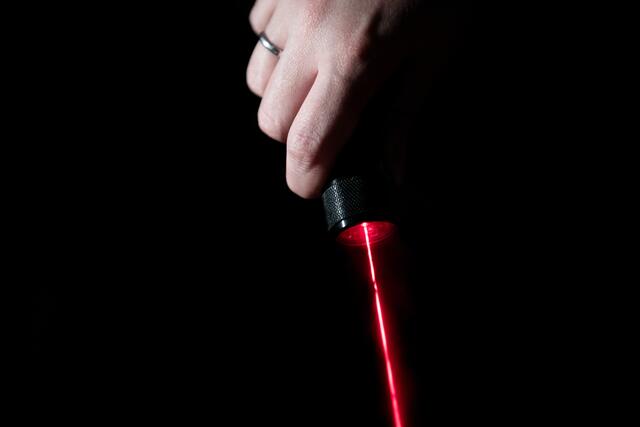 Auch Laserpointer zählen zu den verbotenen Gegenständen im Stadion. | Foto:  Fabian Strauch / dpa / picturedesk.com