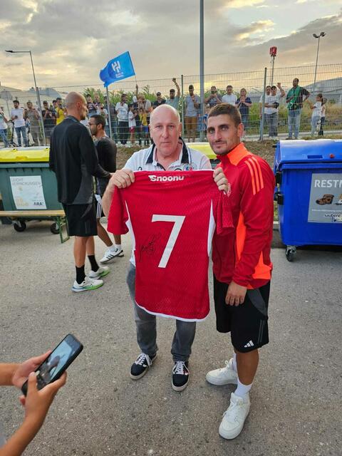 Gerhard Seeger mit Trikot und Europameister Marco Verratti und dessen Unterschrift. | Foto: privat