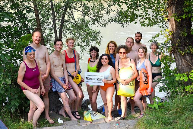 Gemeinsam mit dem "Schwimmverein Donukanal" machte Molitor-Ruckenbauer (3. v. r.) aufs Baden im Kanal aufmerksam. | Foto: Grüne Alsergrund