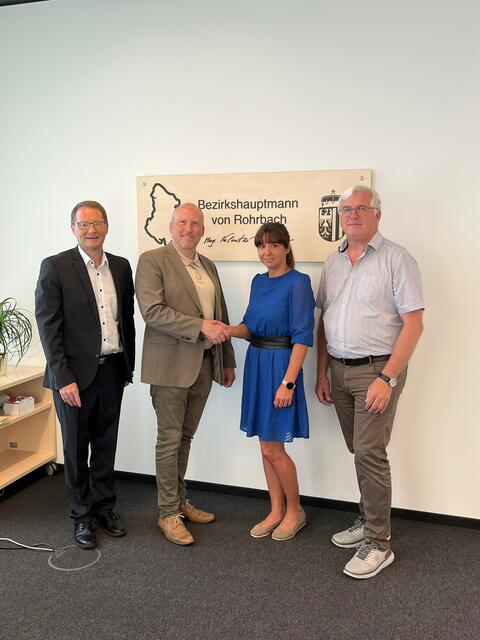 Peter Pröll (li.) übergibt die Agenden an Daniela Sigl im Beisein von Obmann Valentin Pühringer und Gottfried Reiter (re.). | Foto: SHV Rohrbach
