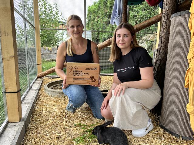 Viktoria Brenner übergab Karin Rossegger die Widmungstafel der Raiffeisen Arten- und Umweltschutzinitiative für ihren Verein und bedankte sich mit einer Spende von 500 Euro für ihr unermüdliches Engagement und den Einsatz für ihre tierischen Schützlinge. | Foto: Raiffeisen