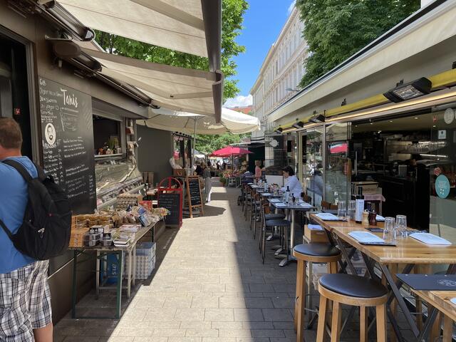 Der Kutschkermarkt im 18. Bezirk ist ein belebtes, charmantes Geschäftsviertel. Hier gibt es Blumen, Kaffee, Obst und Gemüse sowie andere feine Waren. Der Markt wird jetzt erweitert, wie Bezirk und Stadt gemeinsam mitteilen. | Foto: Johannes Reiterits