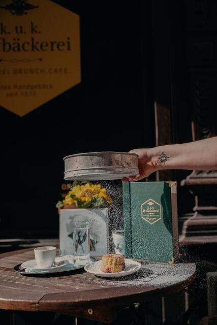 In der k.u.k. Hofbäckerei gibt's den Anton Bruckner Schober, einen Germ-Gugelhupf mit Sauerkirschen, der von Bruckners Lieblingsgebäck inspiriert ist. | Foto:  k.u.k. Hofbäckerei