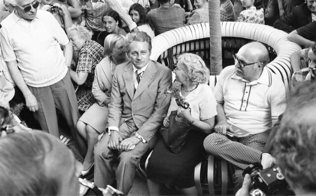 Der Wiener Bürgermeister Leopold Gratz (Mitte) bei der großen Eröffnungsfeier.  | Foto: Votava / brandstaetter images / picturedesk.com