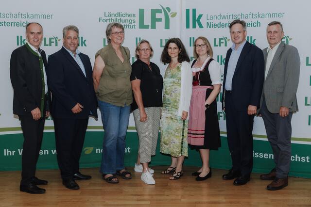 LFI NÖ-Geschäftsführer Reinhard Polsterer, LFI NÖ-Obmann Andreas Ehrenbrandtner, Gabriele Skach, Susanne Juszczak, Regine Kainz, Christa Langsteiner, Landwirtschaftskammer NÖ-Präsident Johannes Schmuckenschlager und Landwirtschaftskammer NÖ-Direktor-Stellvertreter Marin Jilch (v.l.) | Foto: LFI NÖ/Sophie Balber