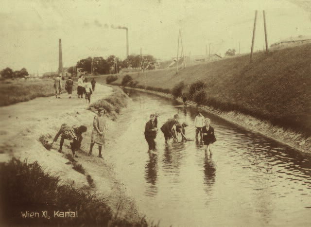 Badende Kinder im Wiener Neustädter Kanal in Simmering. | Foto: Archiv Bezirksmuseum Simmering