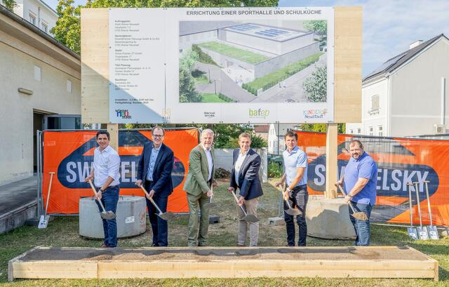 Marco Pressnegger (Ebner &amp; Partner Planungs Gmbh &amp; Co KG), HLM und BAfEP-Direktor Stefan Haider, Bürgermeister Klaus Schneeeberger, Schulstadtrat Philipp Gruber, Christian Wildeis (Swietelsky Niederlassungsleiter regionaler Hochbau) und Hannes Gmeiner (Swietelsky, Gruppenleiter). | Foto: Stadt Wiener Neustadt/Weller