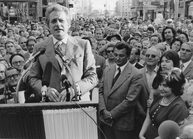 Der Wiener Bürgermeister Leopold Gratz (SPÖ) eröffnet die Fußgängerzone in der Kärntner Straße. | Foto: Votava / brandstaetter images / picturedesk.com