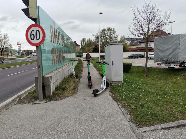 Beipiele für Wildwuchs beim Abstellen der Leih-Roller in Wels von einem unserer Leser. | Foto: Kurt Werner