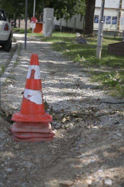 Dieser Gehsteig ist seit einem Jahr nicht mehr benutzbar.