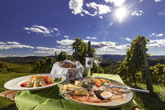 Wer gerne im Buschenschank verweilt und regionale Köstlichkeiten genießt, kommt im Bezirk Leibnitz voll auf seine Rechnung. | Foto: © Steiermark Tourismus | Harry Schiffer
