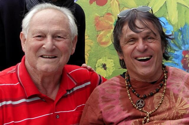40 Jahre nach seinem Unfall. Mundmaler Paulus Ploier (rechts im Bild) mit seinem Lebensretter Peter Haidinger aus Thalheim bei Wels. | Foto: www.wendling.cc