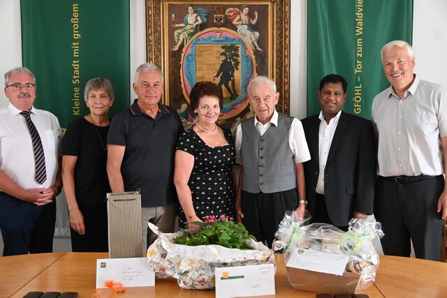 v.li.n.re.: Rudolf Simlinger (NÖ Senioren), Lisl Wimmer (Pfarre), Bgm. Franz Aschauer (Gde. Jaidhof), Bgm. Ludmilla Etzenberger, Hermann Zainzinger, Pfarrer Aby Joseph Mannoor, Hans Wimmer (Pfarre) | Foto: Stadtgemeinde Gföhl