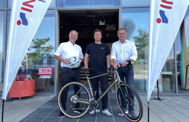 V.l.: Helmut Platzer, Aufsichtsratsvorsitzender des Tourismusverandes der Region Wels, Franz Pachleitner von Intersport Pachleitner und der Geschäftsführer des Tourismusverbandes, Peter Jungreithmair, zeigen sich über die Leihrad-Kooperation zufrieden. | Foto: Tourismusverband Region Wels