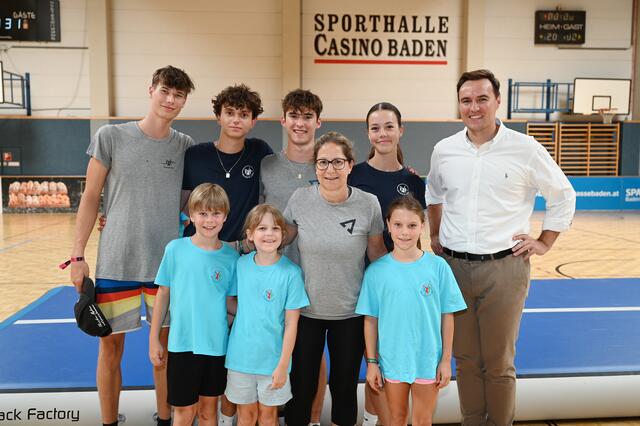 StR Michael Capek mit Patrizia Holdhaus, Elena, Sophia, Paul, Florian, Noah, Alex und Luca. | Foto: 2024psb/sap