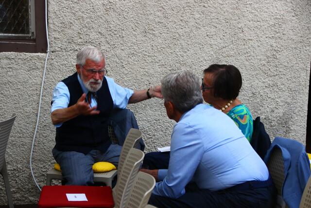 Pater Richard Schwarzenauer im Gespräch vor der Lesung. | Foto: Martin Schöndorfer, 2024
