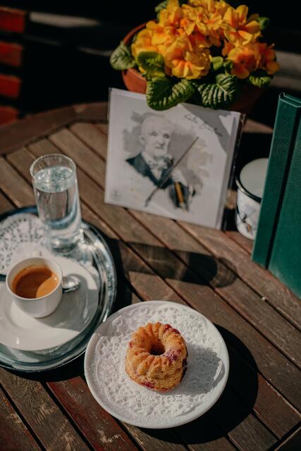 In der k.u.k. Hofbäckerei gibt's den Anton Bruckner Schober, einen Germ-Gugelhupf mit Sauerkirschen, der von Bruckners Lieblingsgebäck inspiriert ist. | Foto:  k.u.k. Hofbäckerei