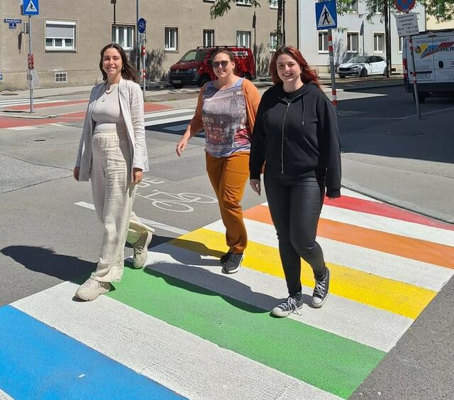 Martina Eigelsreiter leitet das Büro für Diversität der Stadt St. Pölten (Mitte), Mariella Schlossnagl (links) und Julia Höllmüller (rechts) komplementieren das Team. | Foto: mss/Fatijon Ukiqi
