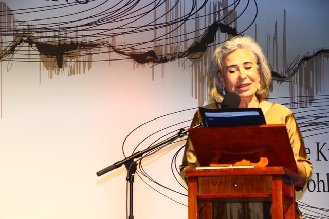 Die Schauspielerin Brigitte Karner trug die Geschichte des Autors Jean Giono derart gekonnt vor, dass jeweils ein ganz persönlicher Film im Kopf der Zuseher ablief. | Foto: Martin Schöndorfer, 2024