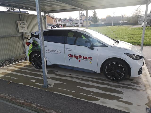 Carsharingauto Wartberg unter Carport an österreichischer Ladestation (Hersteller aus Bezirk Kirchdorf) während es Sonnenstrom vom Dach des Wohnparks Kremswiese lädt. | Foto: Schützenhofer