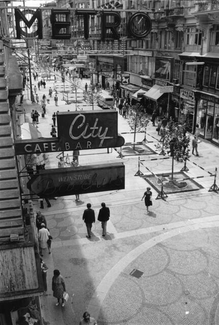 Im Vordergrund die Schilder des Metro-Kino in der angrenzenden Johannesgasse und der City Bar. | Foto: Votava / brandstaetter images / picturedesk.com