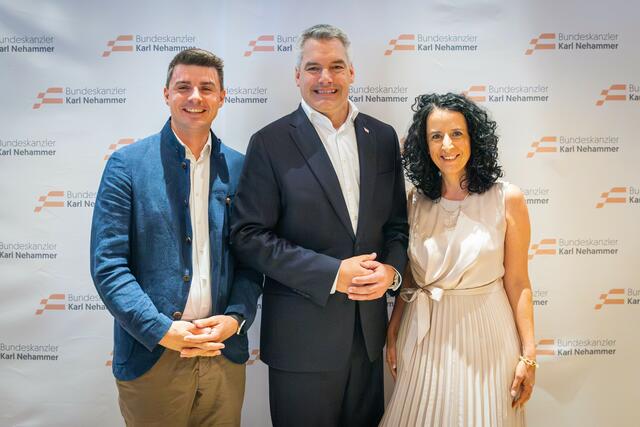 v.l.n.r.: Bgm. von Fiss Simon Schwendinger, BK Karl Nehammer, GRin Margreth Falkner | Foto: ÖVP