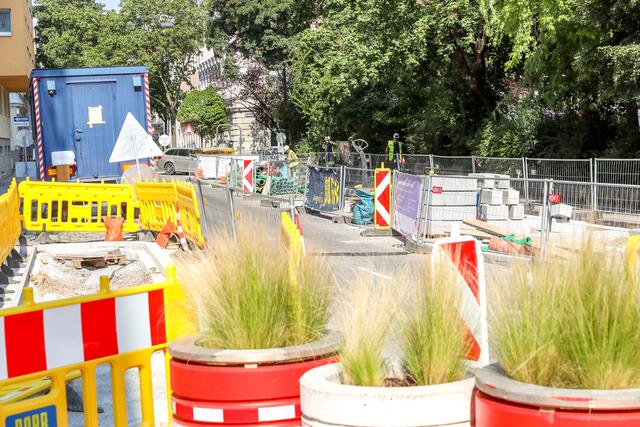 Die ehemaligen Mistkübel der Donauinsel werden in Favoriten als Barriere genutzt, um Durchfahrten zu verhindern. | Foto: MA28/Christian Fürthner