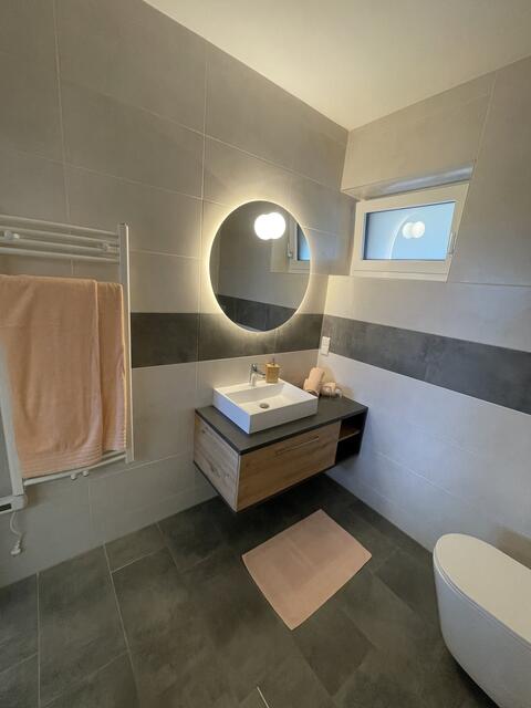 Warm und gemütlich sind die auch die Badezimmer der neuen Gästezimmer. | Foto: Franz Tropper