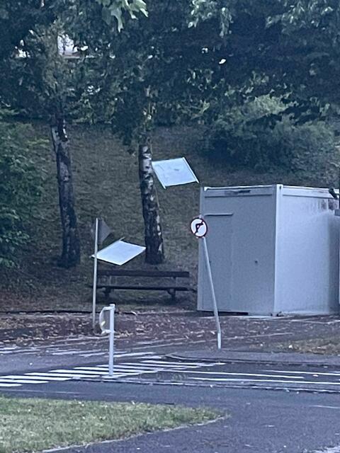 Zwei der A-Ständer landeten im Verkehrsgarten bei der Rederbrücke. | Foto: Hauser