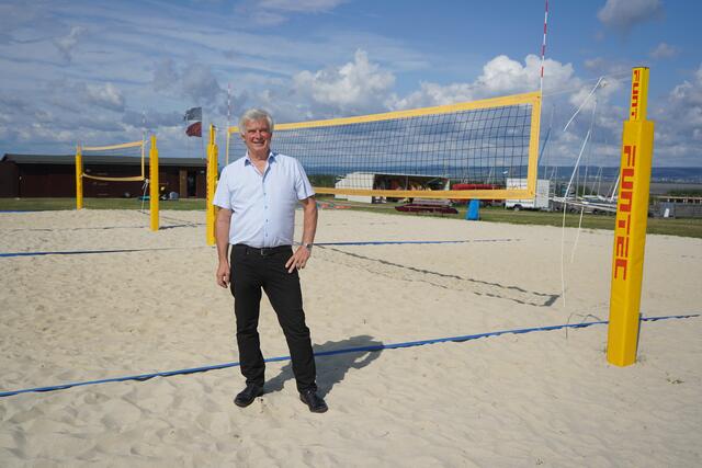 SPÖ-Bürgermeister Heinrich Hareter am Beachvolleyball-Platz im Seepark in Weiden am See | Foto: Andrea Glatzer