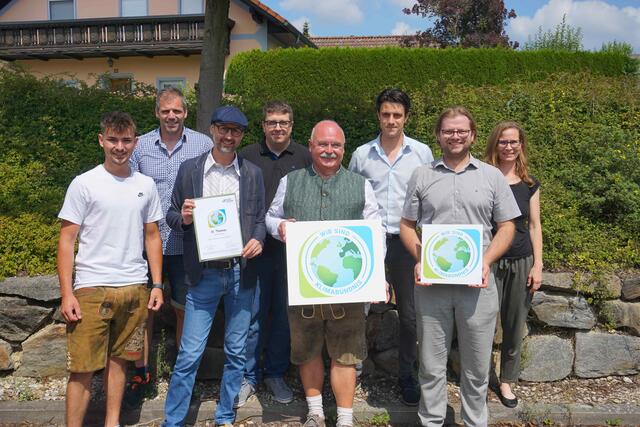 Gemeinderäte Florian Willerstorfer, Stefan Wagner, Klimabündnis-Geschäftsführer Norbert Rainer, Gemeinderat Jürgen Bonifarth, Bürgermeister Raimund Floimayr,
Gemeinderat Michael Lehner, Vize-Bürgermeister Bernhard Doppelmair, Gemeinderätin Maria
Zehetner  | Foto: Gemeinde St. Thomas