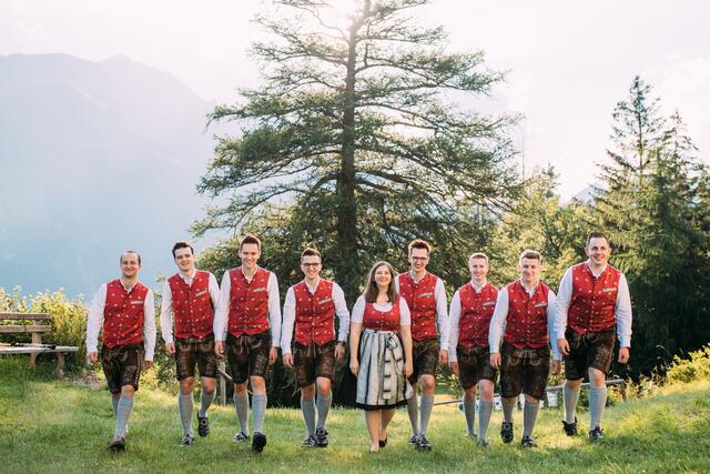 Am ersten Festtag unterhält die Bläsergruppe "Edel-Blech"