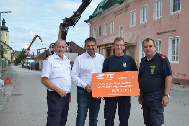Bezirksfeuerwehrkommandant Manfred Damberger (l.) und die Feuerwehrkommandanten Florian Christian (Waldkirchen) und Reinhard Ringl (Rappolz, r.)) nahmen die Spende von TE Connectivity Werksleiter Christian Zotter entgegen. | Foto: BFK WT / St. Mayer