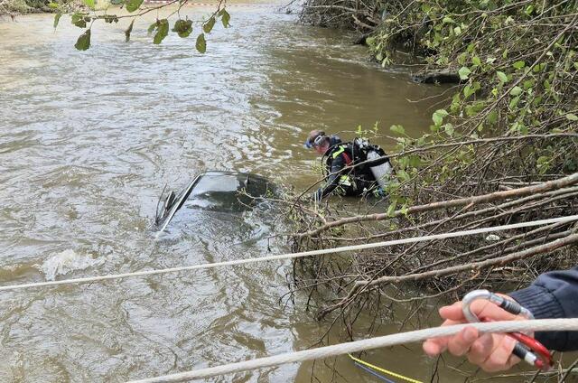 Einheiten der Feuerwehr bargen einen Pkw, der von der Teigitsch mitgerissen worden war. | Foto: FF Voitsberg