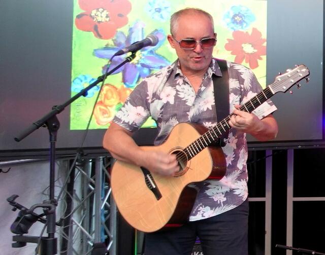 Gitarrist Fritz Köttl bei Paulus Ploier´s Fest für den Weltfrieden, spielte, begeisterte mit Soulman´s Friend´s und gab im Anschluss ein langes Interview. | Foto: www.wendling.cc