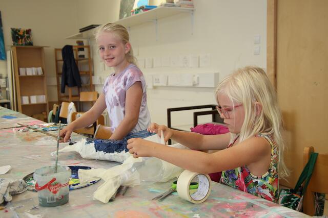 Eifrig arbeiten Clara und Theresa an ihren Bildern.