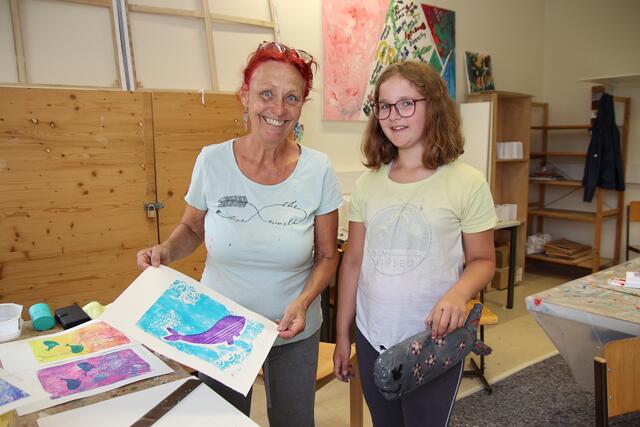 Eva Baker mit Katharina und ihrem neuen Werk.