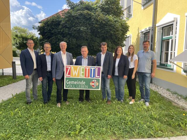 Das Projektteam für die Mission „Klimaneutrale Stadt 2035“: Energiegemeinderat Wolfgang Huber, DI Gottfried Steinkogler (Energie und Umweltagentur des Landes NÖ), Martin Bruckner, Geschäftsführer des Sonnenplatzes Großschönau und Obmann des Vereins Interkomm, Bürgermeister LAbg. ÖkR Franz Mold, Stadtrat Erich Stern, Stadträtin LAbg. Mag. Silvia Moser, MSc sowie Madeleine Arndt und Ing. Rainer Innerhofer vom Stadtamt Zwettl. | Foto: Bernhard Schabauer