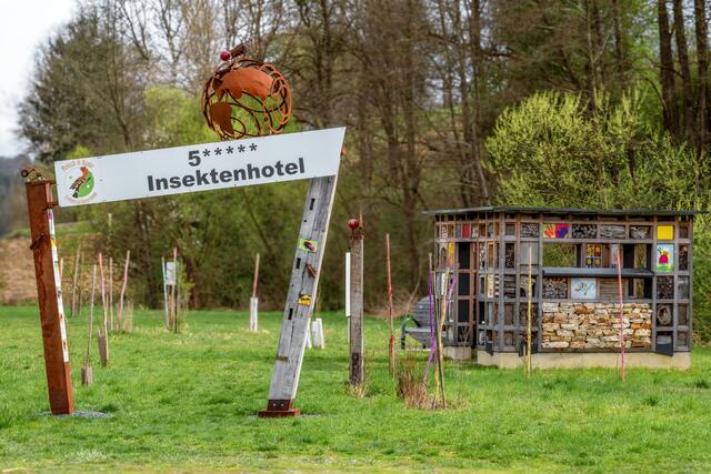 Das ***** Insektenhotel ist direkt neben der Straße bei der Ortstafel Unterlamm, also unmöglich zu übersehen. | Foto: Gerald Lang Photography