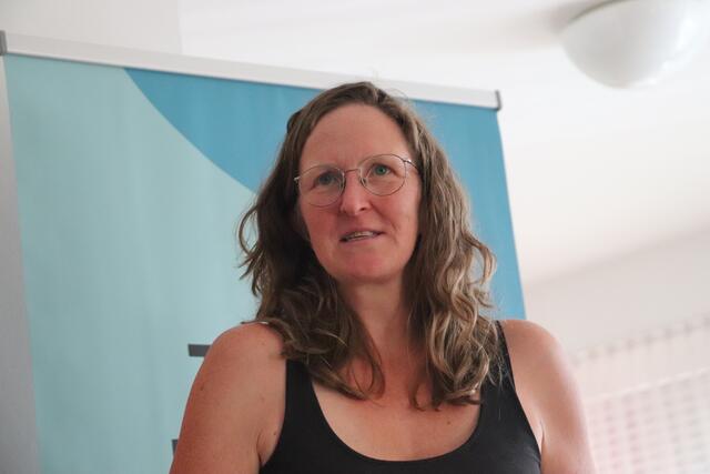 Humorvoll ließ Absolventin Nicole Wetschnig den Lehrgang Revue passieren.  | Foto: Edith Ertl