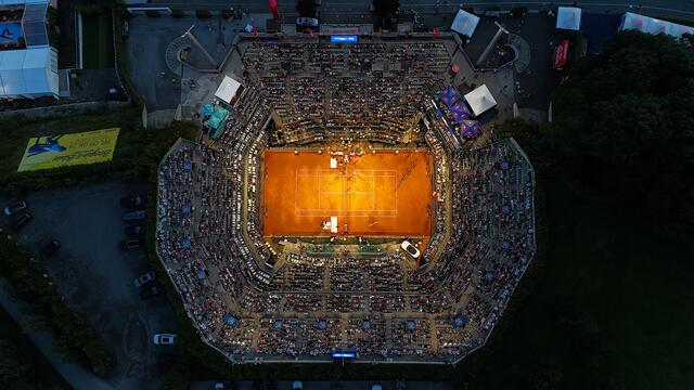 Dienstag-Abend: voller Center Court. | Foto: Valentin Schennach