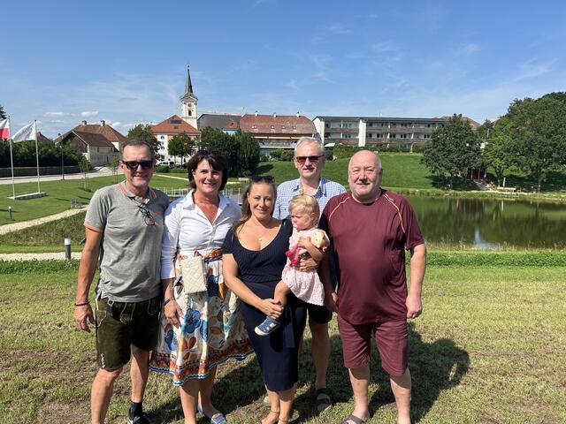 Die zweite Landtagspräsidentin Sabine Binder (2. v. l.) mit einigen Besucherinnen und Besuchern des Festes am Oberhauserteich. | Foto: Seniorenring GR/EF