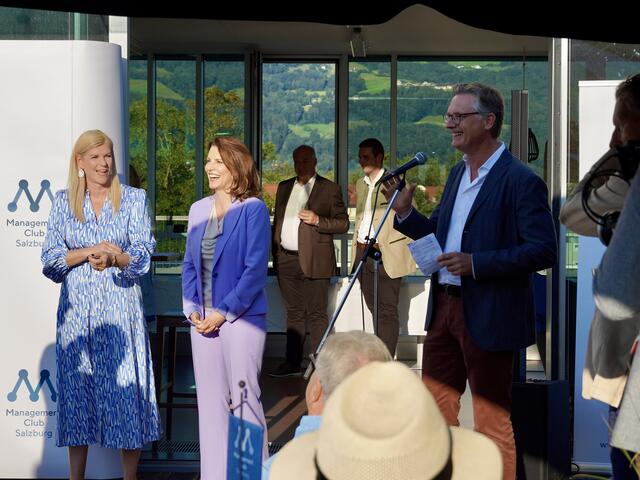 Bei seinem kurzen Eröffnungsstatement betonte Johannes Hörl, Präsident des Management Club Salzburg, den riesigen Erfolg des Sommerfests, das dieses Jahr bereits zum dritten Mal ausgerichtet wird. | Foto: Carmen Kurcz