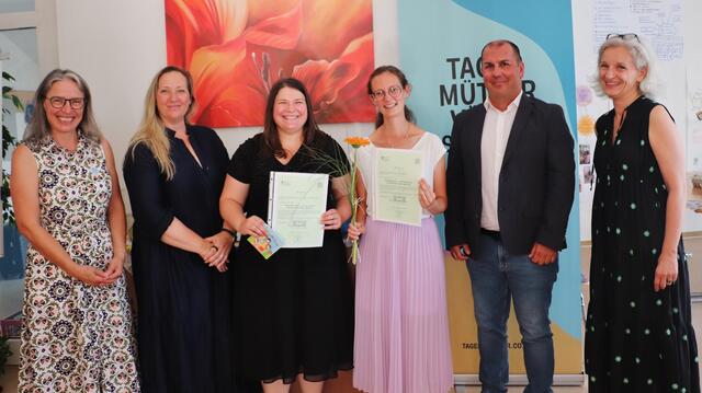 Die Kalsdorferinnen Eugenia Tiarks-Tsikaloudakis und Viktoria Schall-Trabi (m) absolvierten die Ausbildung zur Tagesmutter. Barbara Brinner, Daniela Wohlmuth, Patrick Trummer und Sophie Teyssandier gratulierten.  | Foto: Edith Ertl