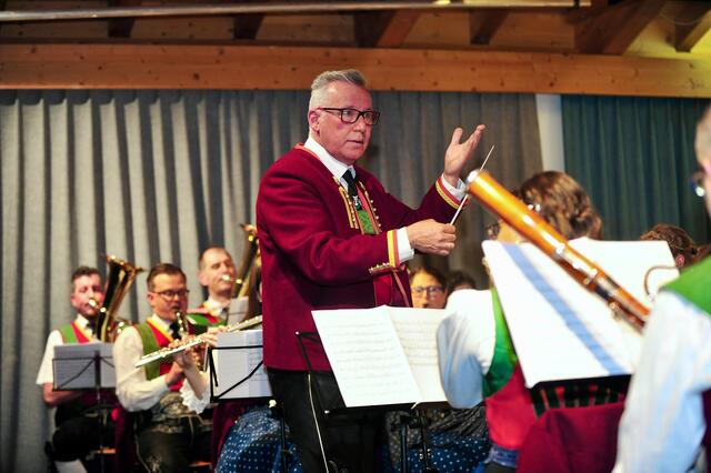 Arrangeur Engelbert Wörndle brachte den Bolla-Marsch mit der unter seiner musikalischen Leitung stehenden Musikkapelle Grinzens zur Aufführung. | Foto: Hassl