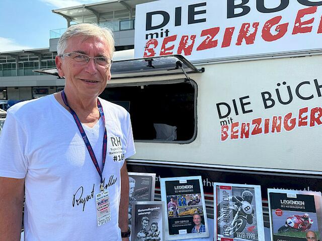 Für den Film „Rupert Hollaus - Eine Rennfahrer-Legende aus Traisen“ begleiteten die Filmchronisten den Traisner Fan-Bus rund um Alt-Bürgermeister Herbert Thumpser zum Hollaus-Gedächtnisrennen am Red Bull Ring. | Foto: TV Original