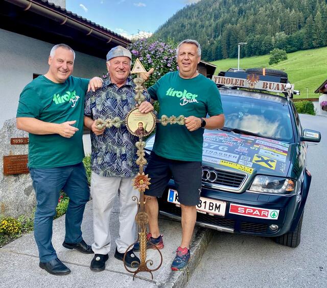 Martin Reiter (li) und Jakob Scheidnagl mit Kunstschmied Hans Guggenberger von der Sagzahnschmiede Kramsach.